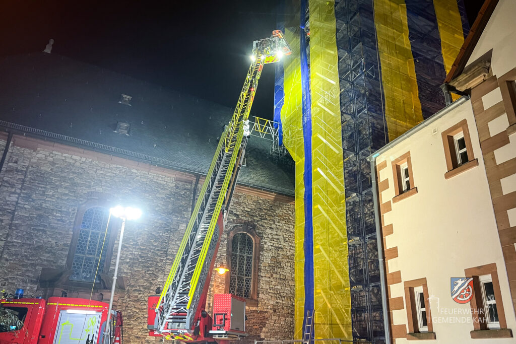 Höhenrettung Feuerwehr Kahl auf Gerüst von Eugen Wahner GmbH